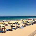 O A Ramos Palmeira Gale Esta Inserido Num Com Piscina, Fica Apenas A 250 Metros Da Da Gale - Com Ar Condicionado Na Sala, Smart Tv Com Prime Video E Cozinha Completa 公寓 阿尔布费拉