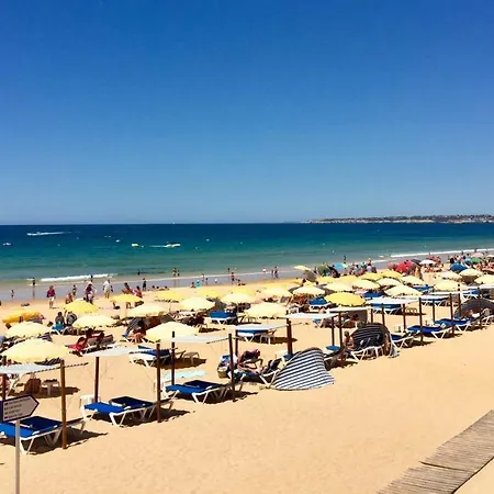 O A Ramos Palmeira Gale Esta Inserido Num Com Piscina, Fica Apenas A 250 Metros Da Da Gale - Com Ar Condicionado Na Sala, Smart Tv Com Prime Video E Cozinha Completa Apartman Albufeira